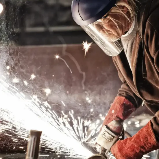 factory-worker-ondustry
